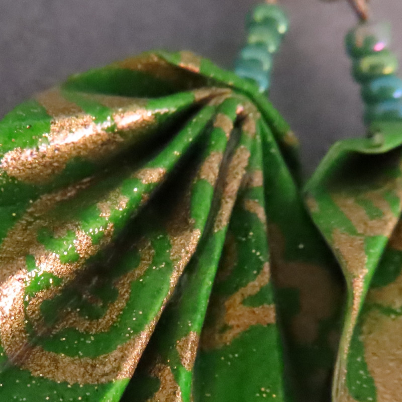 Blattohrringe in grün-gold